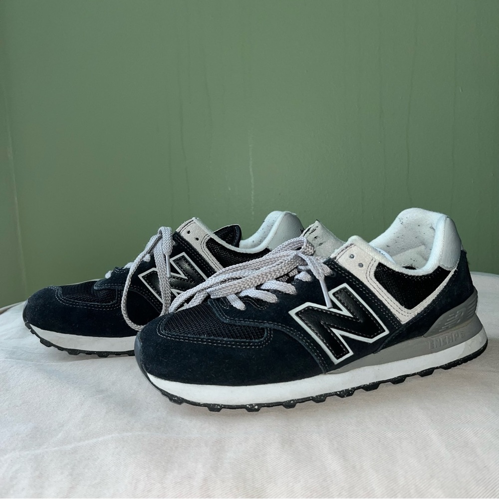 LIKE NEW! New Balance 574 Sneakers